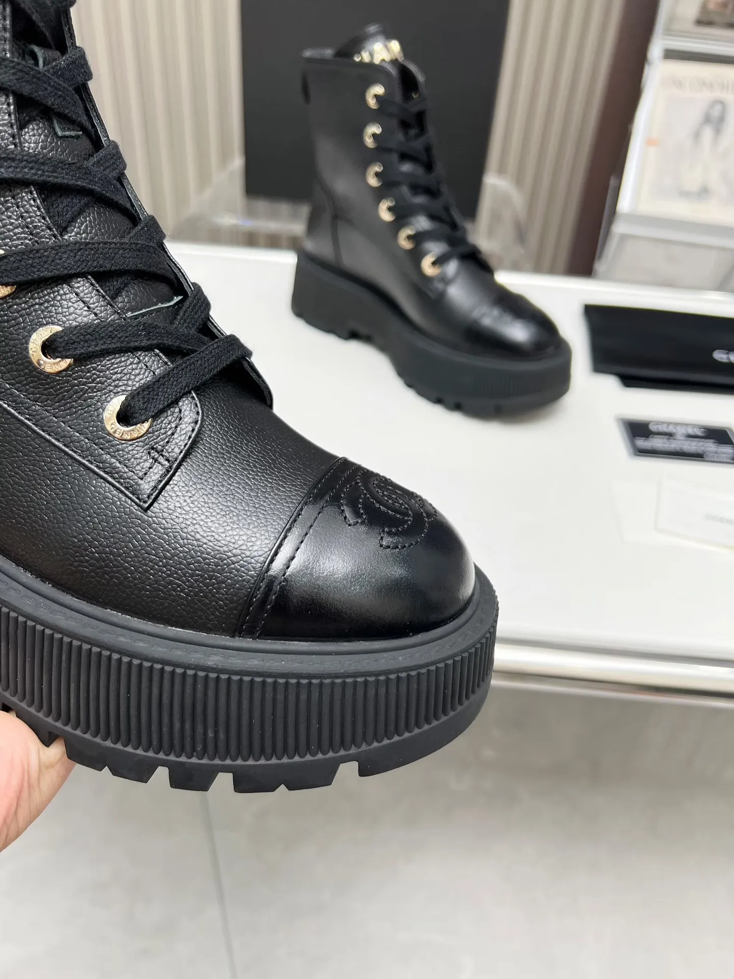 👟👟Ex-factory price 560👟👟 Women's shoes, women's clothing, autumn and winter new Chanel Chanel ankle boots original model opening✅ strap design is super easy to put on and take off, the toe logo is electro-embroidered, the tongue is also a metal brand logo, fabric: special material, lining/foot pad: cow lining, ultra-light rubber non-slip and wear-resistant outsole, color: black, white, blue, code number: 34-41 (34, 41) Need to be customized) Packaging: bag card